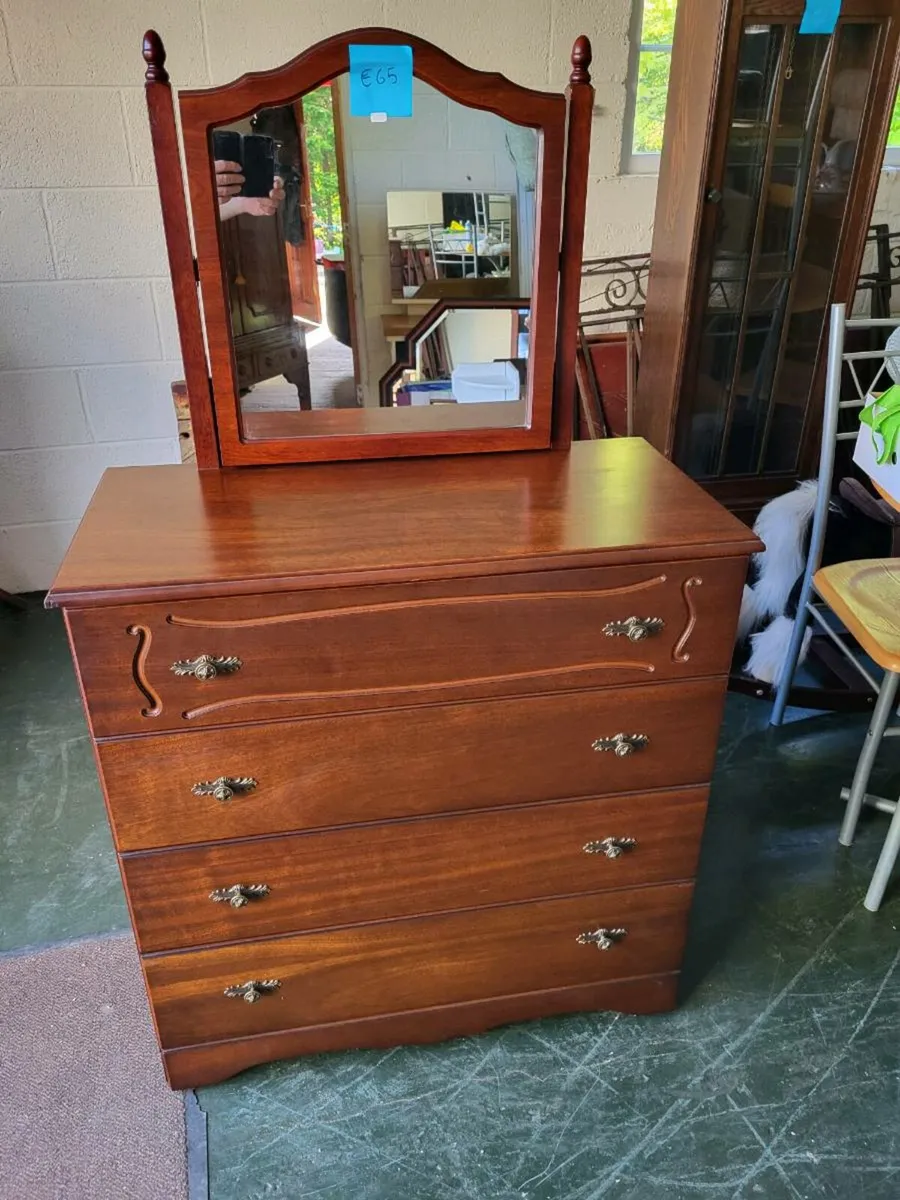 Lovely chest of drawers with mirror - Image 1