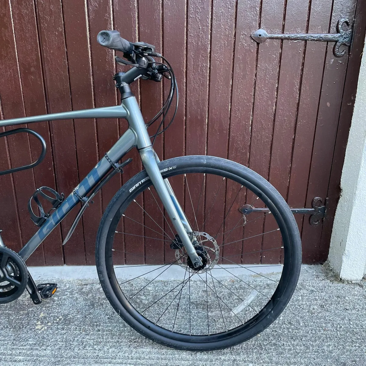 Giant Escape Hybrid Bike with Lock - Image 1
