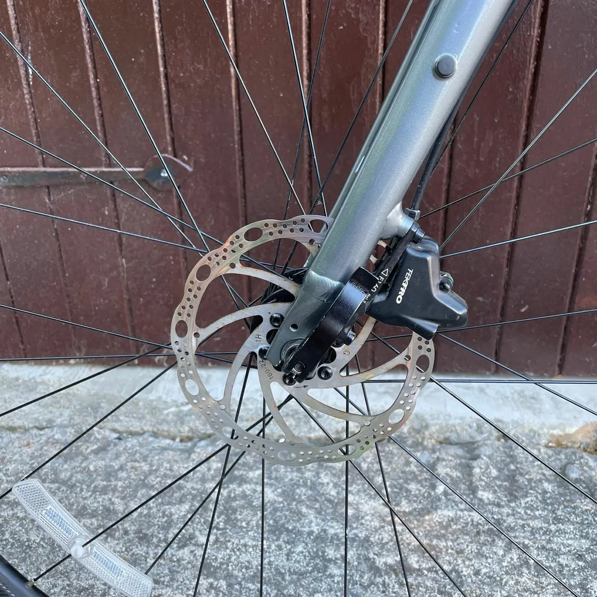 Giant Escape Hybrid Bike with Lock - Image 2