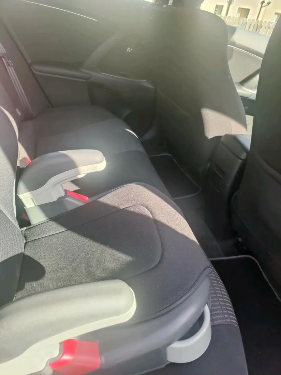 Toyota Avensis 2.0 D4D TR 4DR, 2011 - Image 4