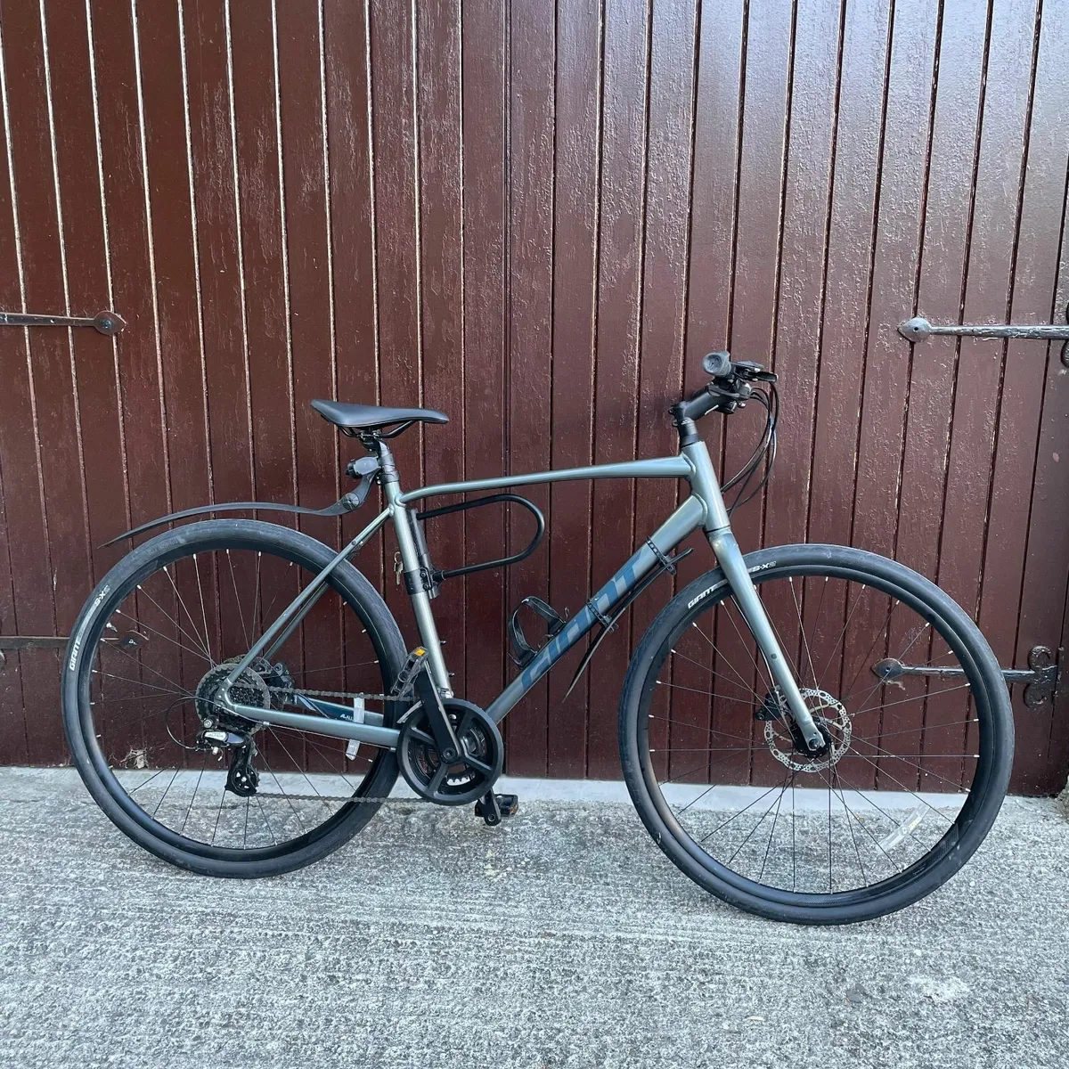 Giant Escape Hybrid Bike with Lock - Image 4