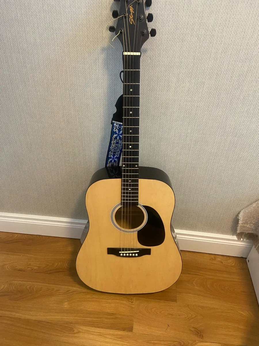 Beginners acoustic guitar - Image 1