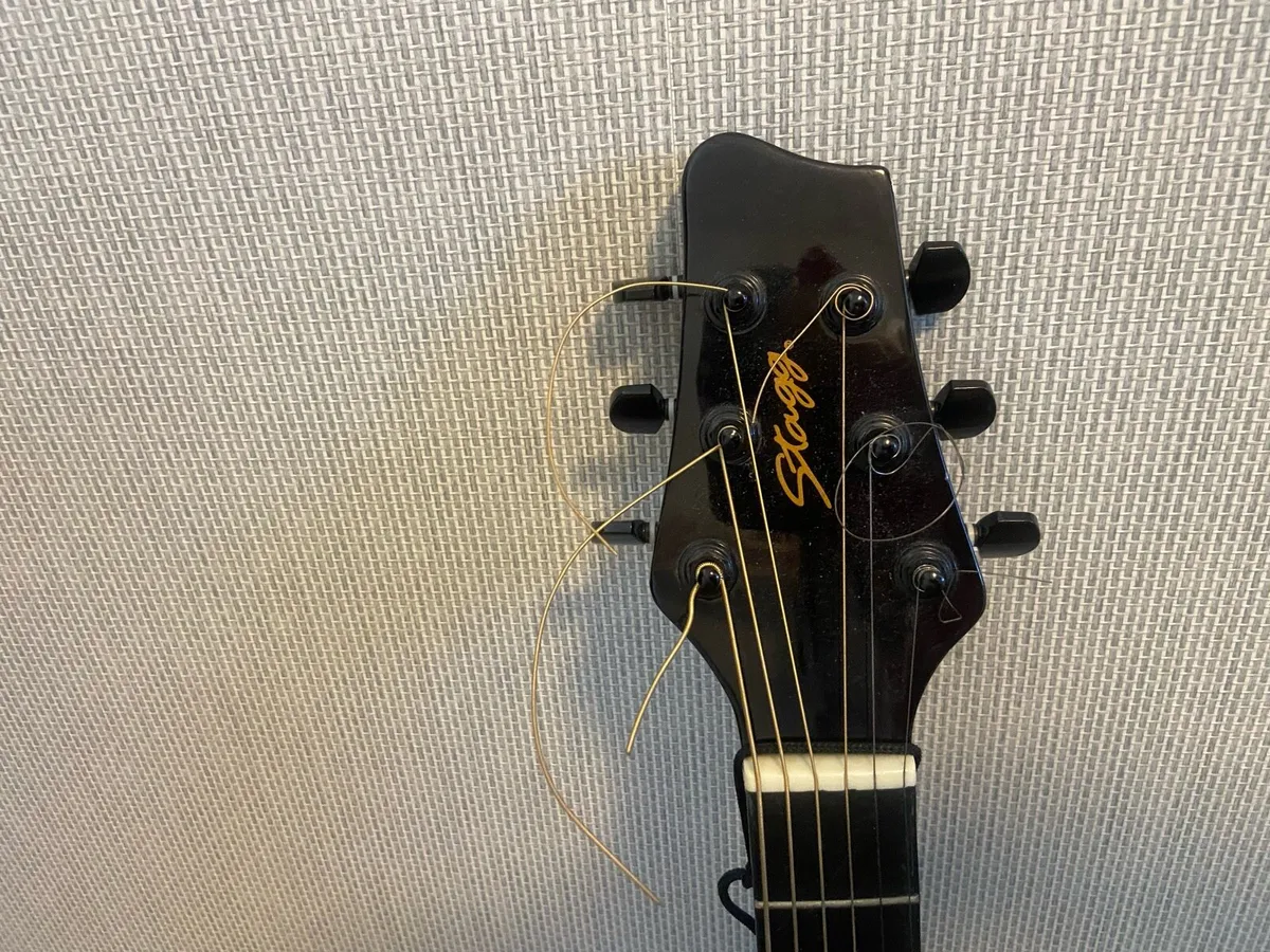 Beginners acoustic guitar - Image 2