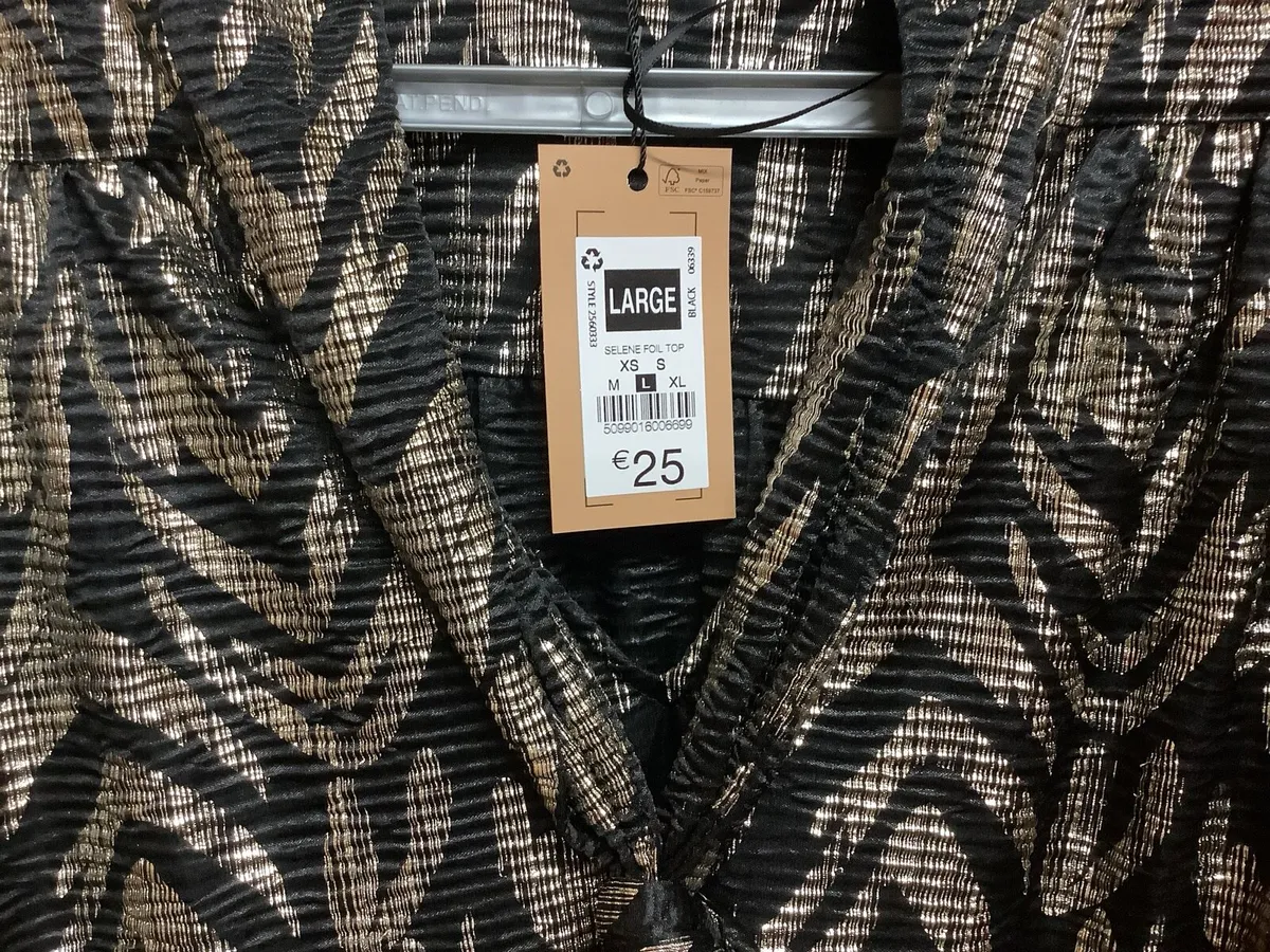 Blouse black/gold New fits size 18 - Image 2