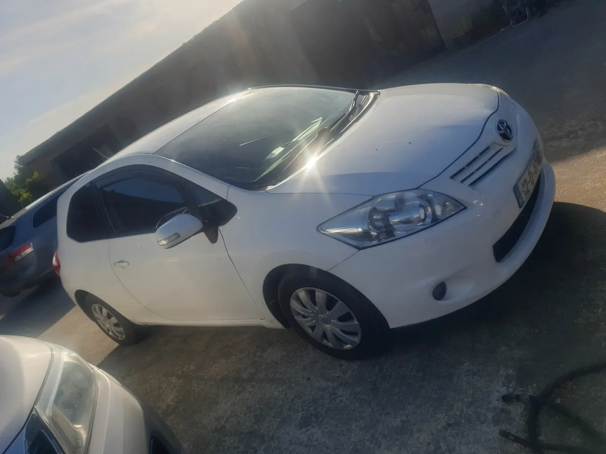 Toyota Auris 2012 - Image 2