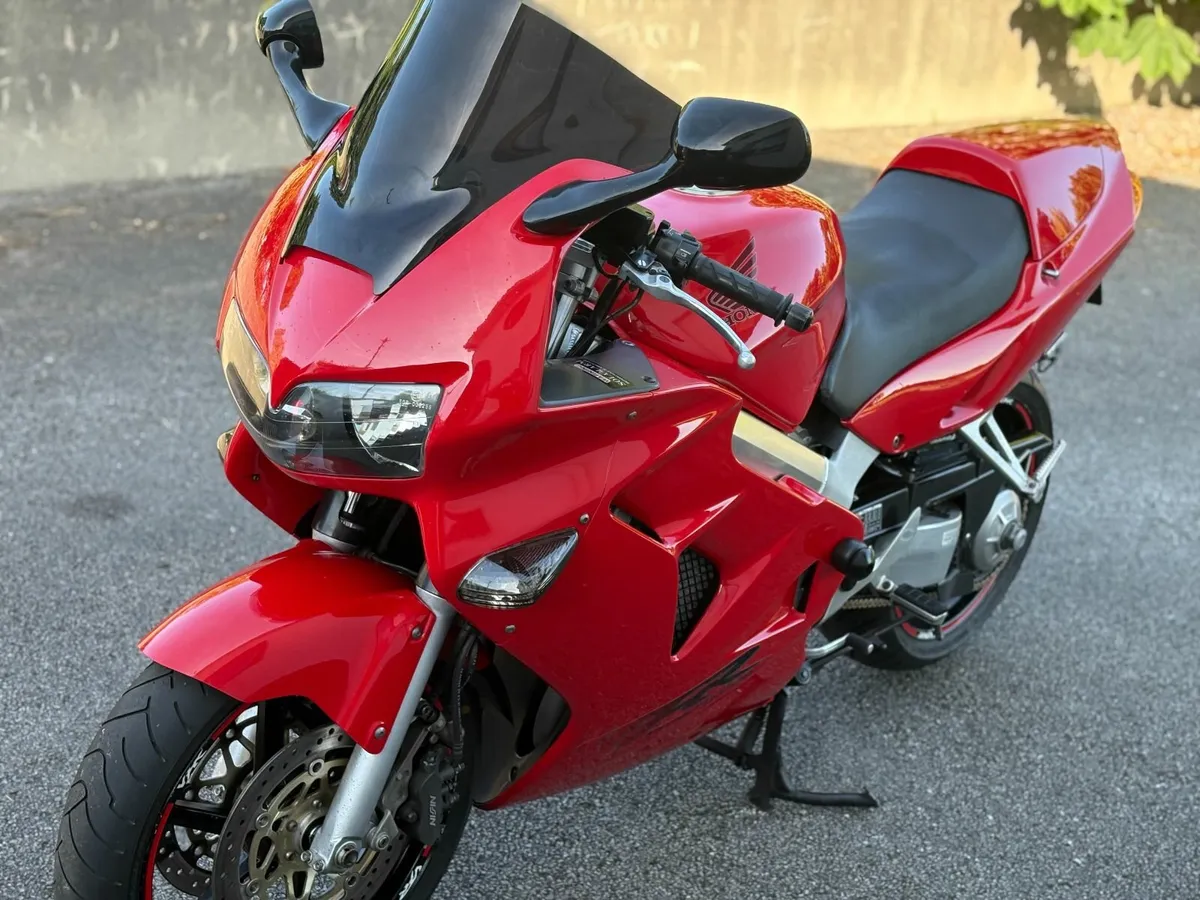 VFR 800 FI - Image 1