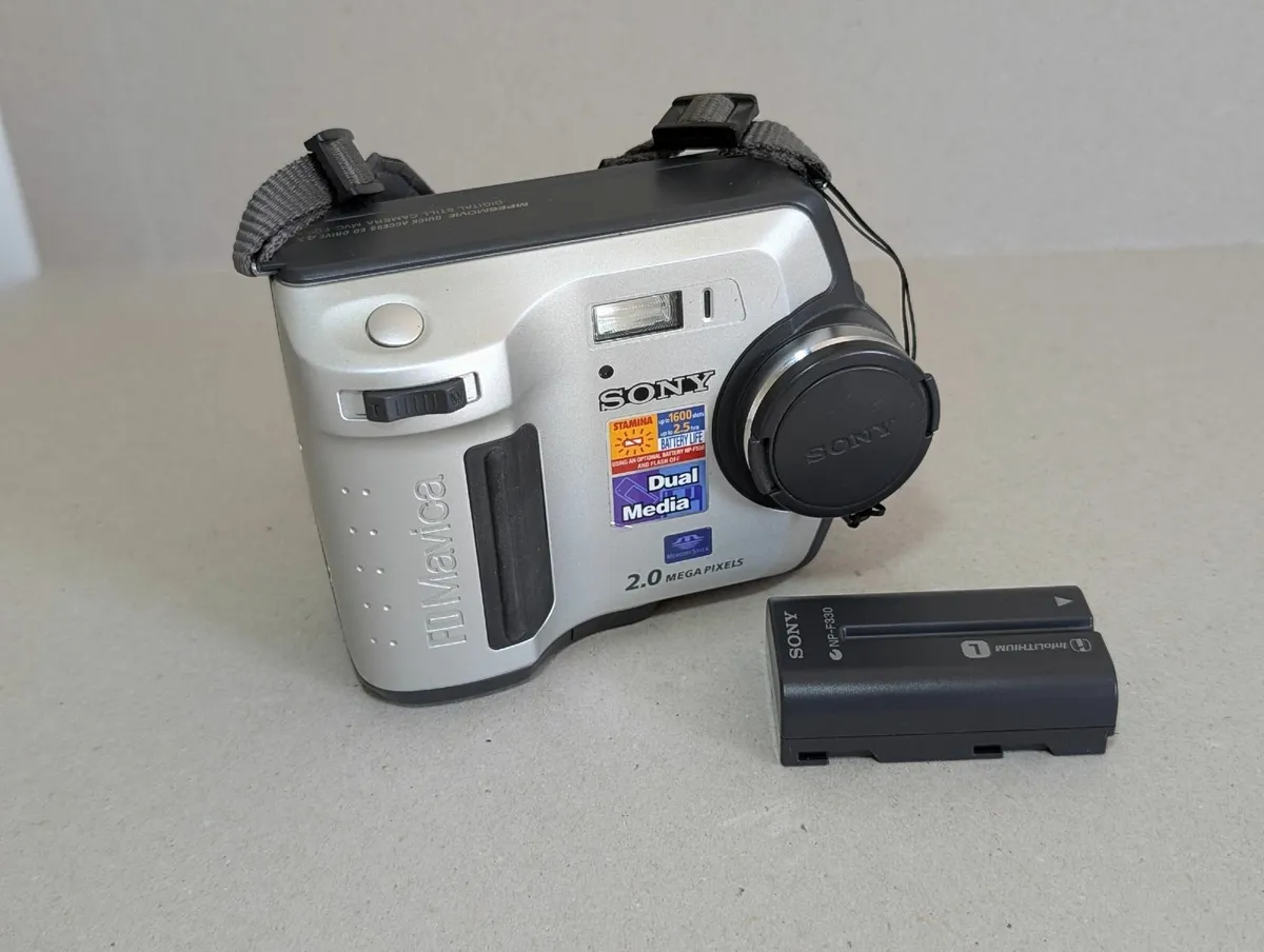 Sony Mavica FD200 - Mint Condition - Rare Find - Image 2