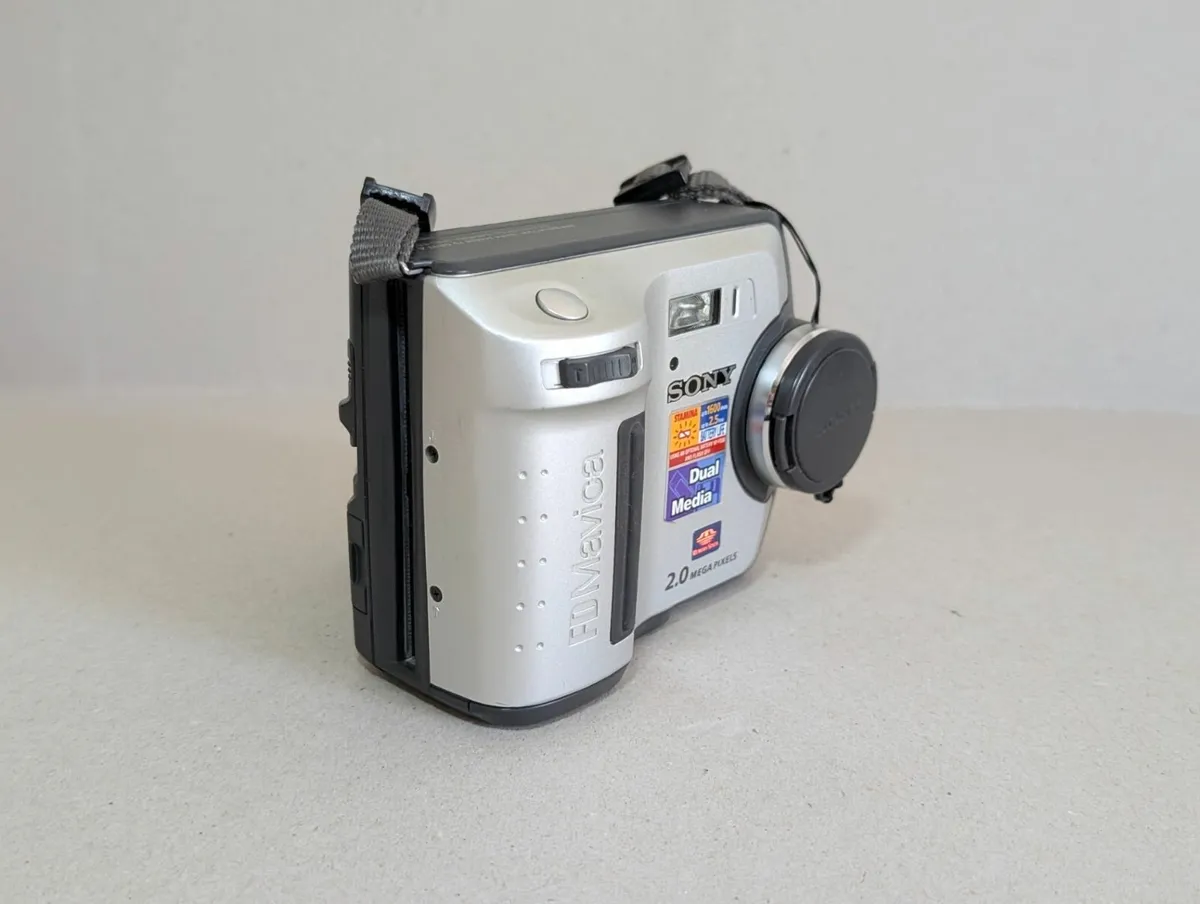 Sony Mavica FD200 - Mint Condition - Rare Find - Image 3