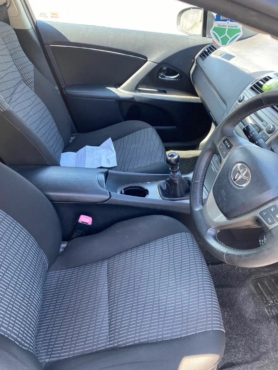 Toyota Avensis 2011 - Image 2