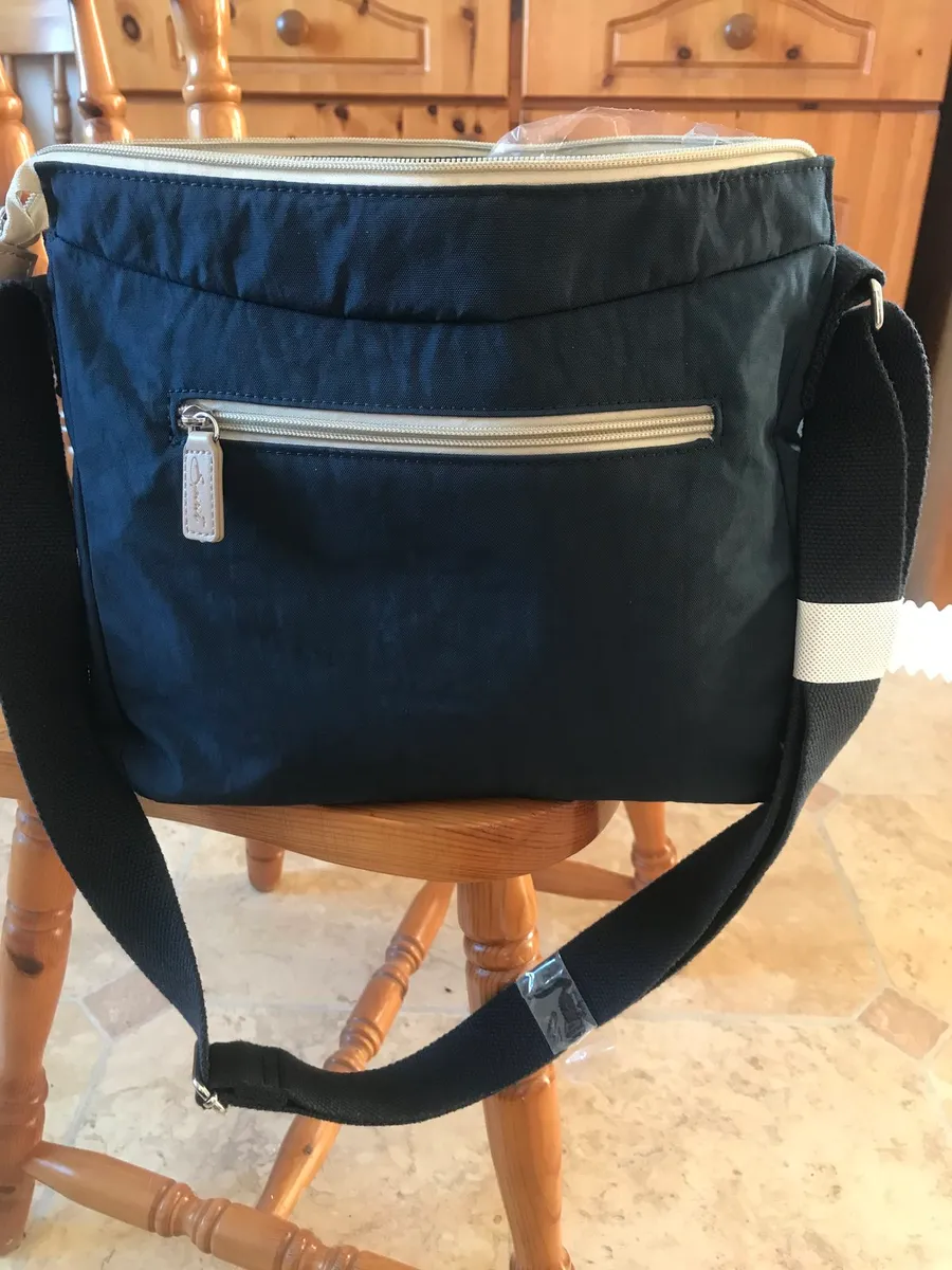 Brand New Navy Shoulderbag . €25 - Image 3