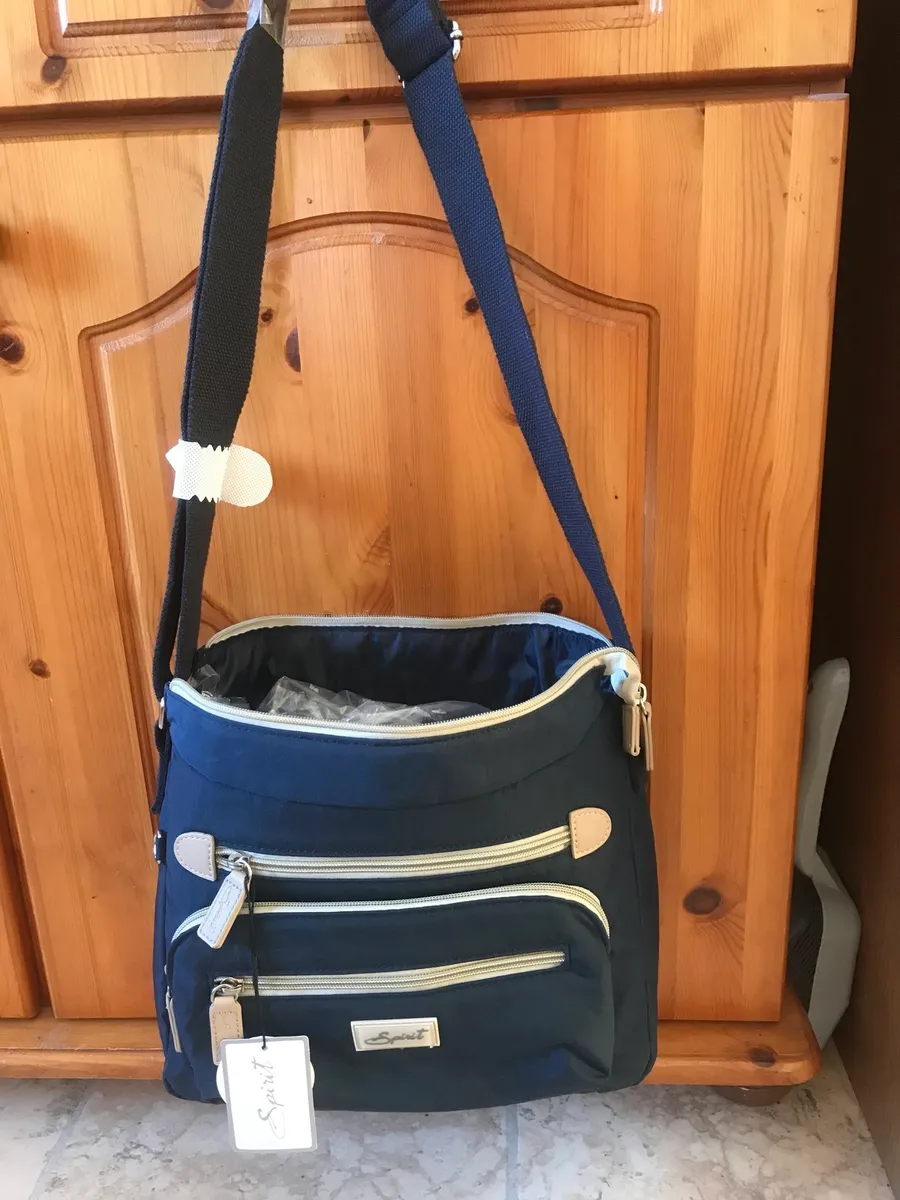 Brand New Navy Shoulderbag . €25 - Image 4