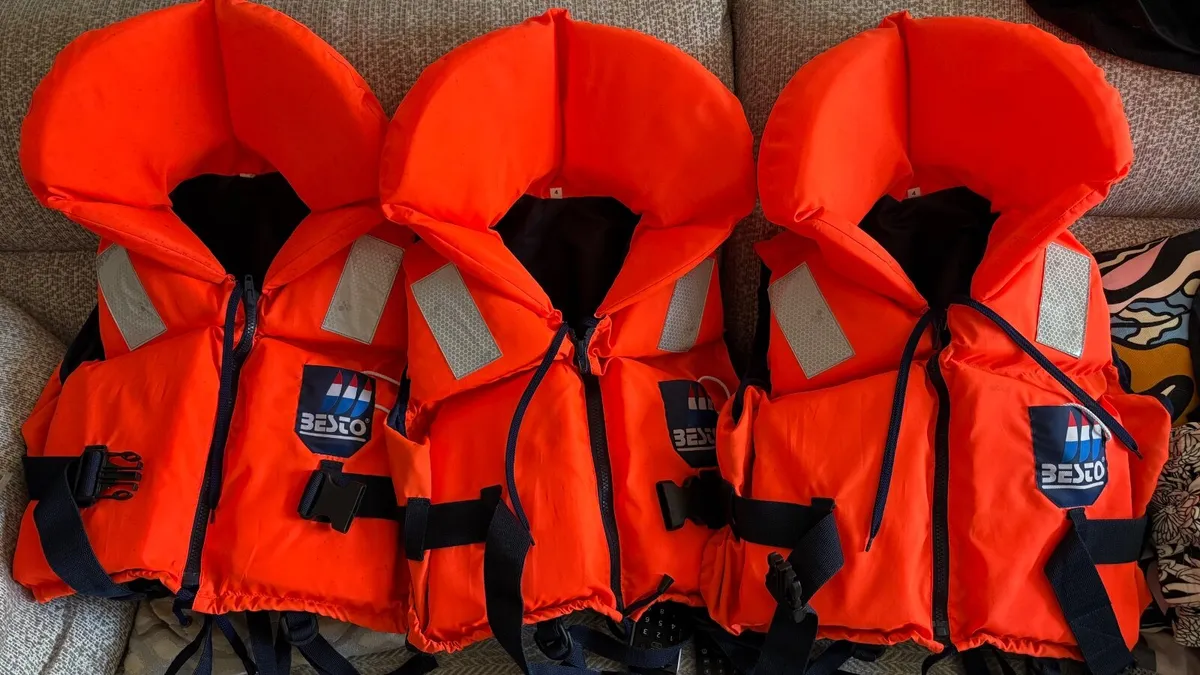 Besto solid Life Jackets 100N class - Image 1