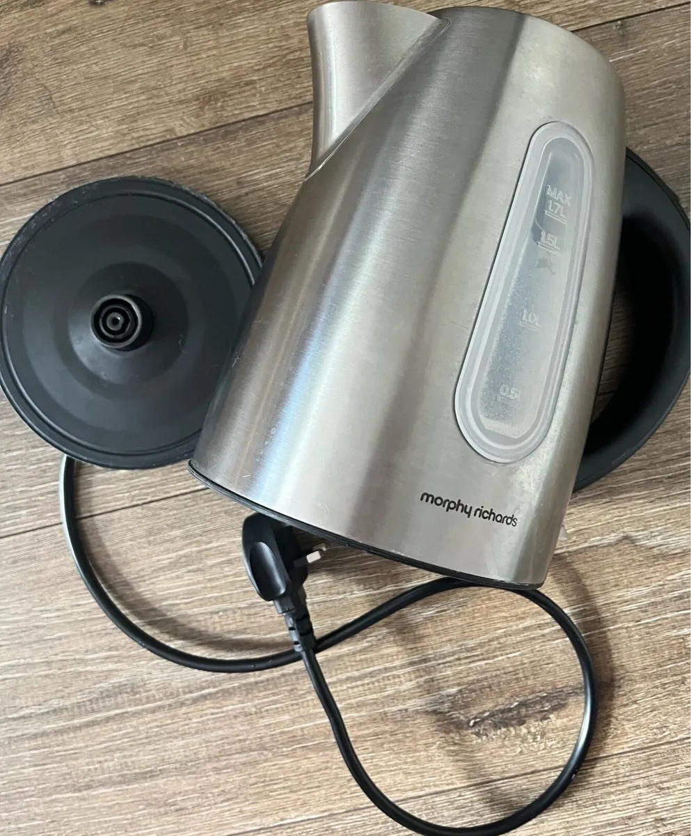 Kettle & iron in perfect condition - Image 1
