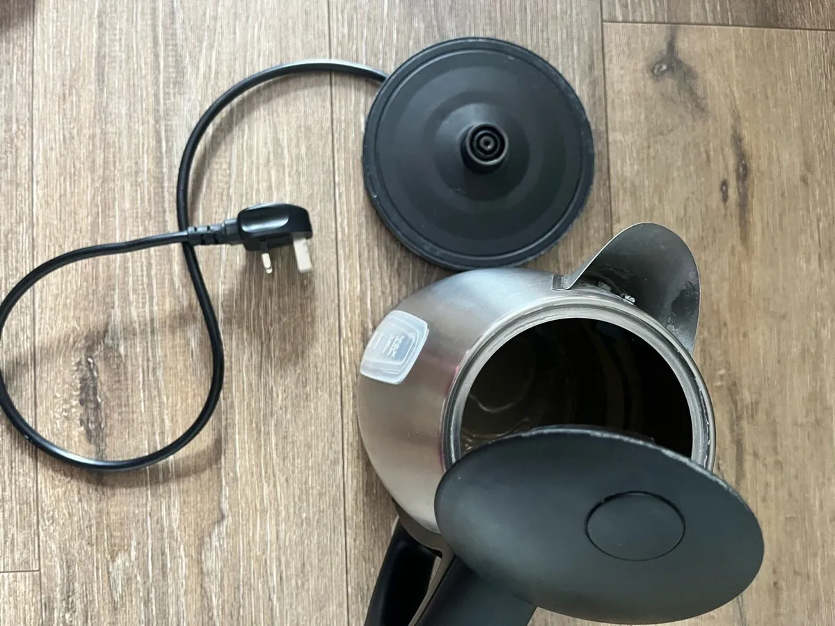 Kettle & iron in perfect condition - Image 2