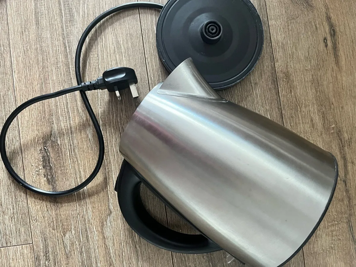 Kettle & iron in perfect condition - Image 3