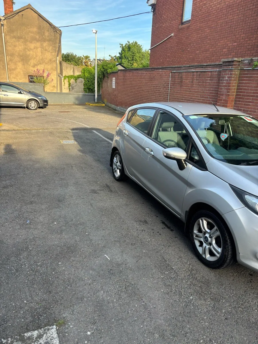Ford fiesta 2010 - Image 2