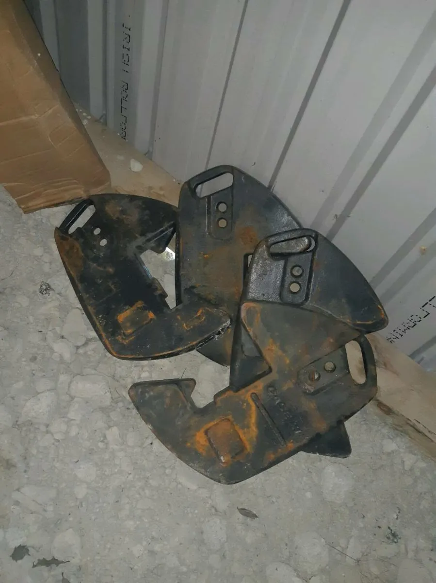 Tractor front linkage - Image 1