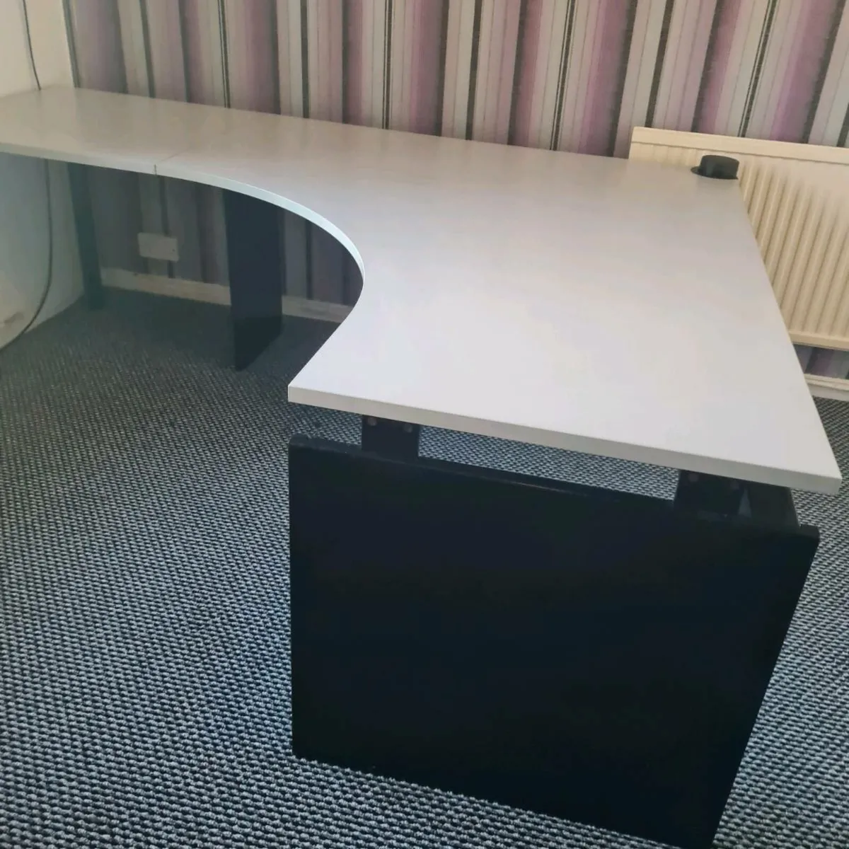Light grey executive managers office corner desks - Image 3