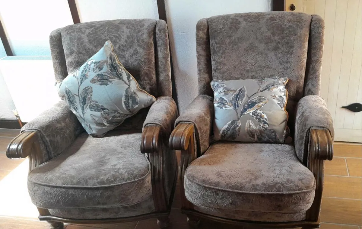 3 piece suite Couches - Image 1