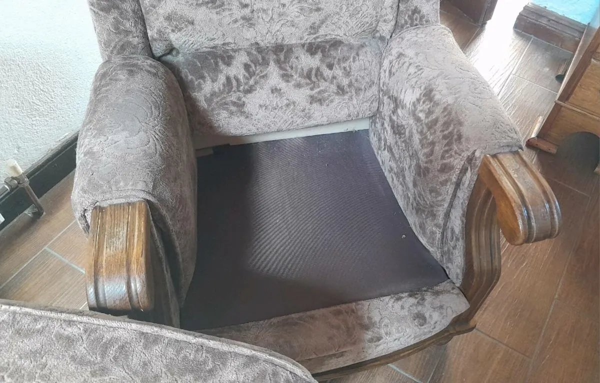 3 piece suite Couches - Image 2