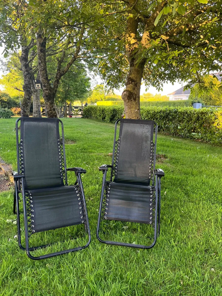 2 Sun loungers