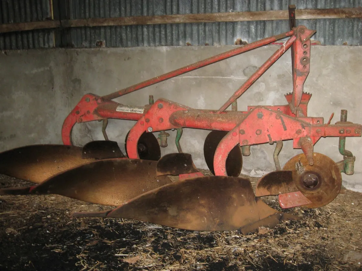 3 furrow 12" plough - Image 1