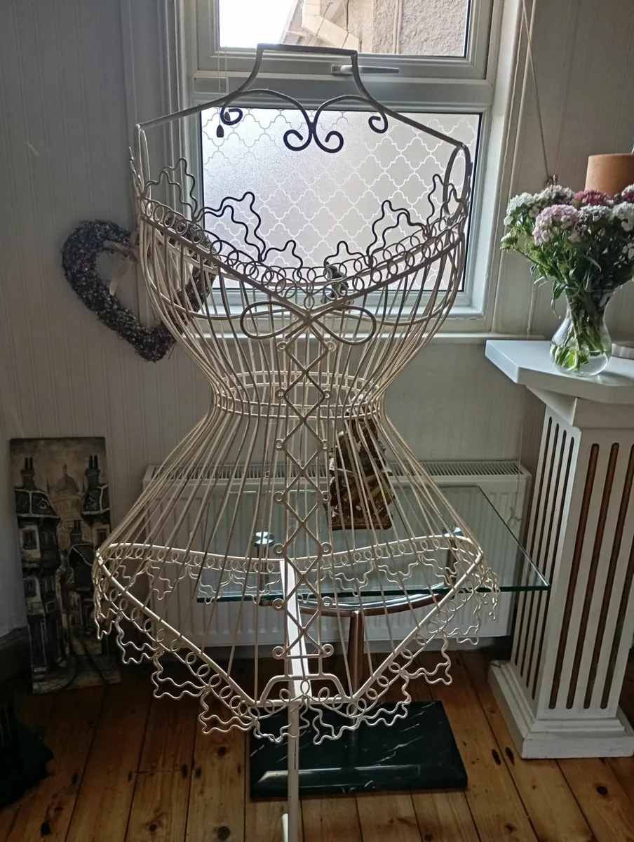 Ornate clothes mannequin - Image 4