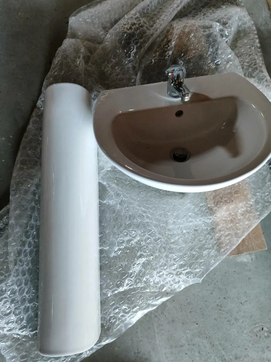 Bathroom sink - Image 1