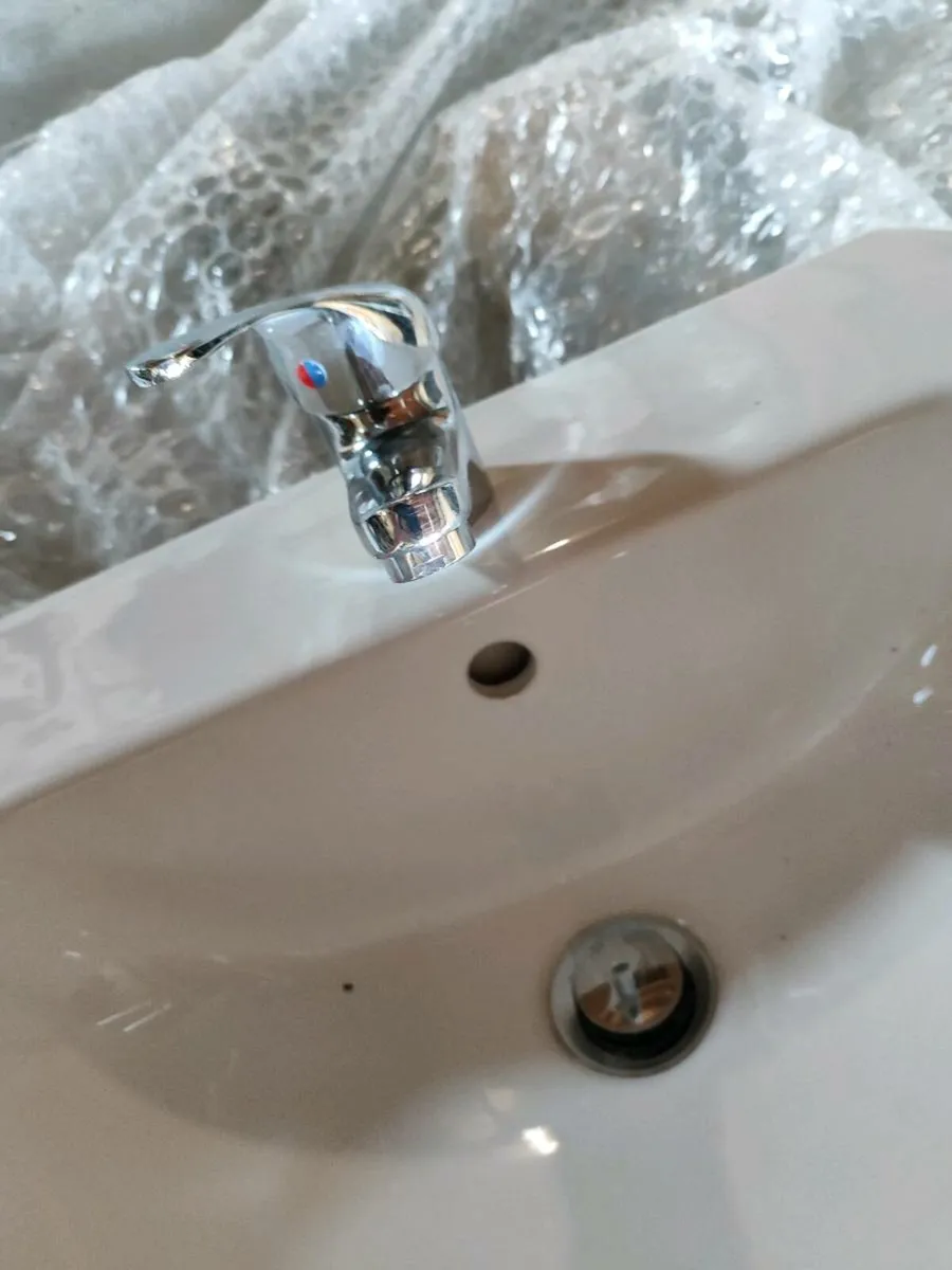Bathroom sink - Image 3