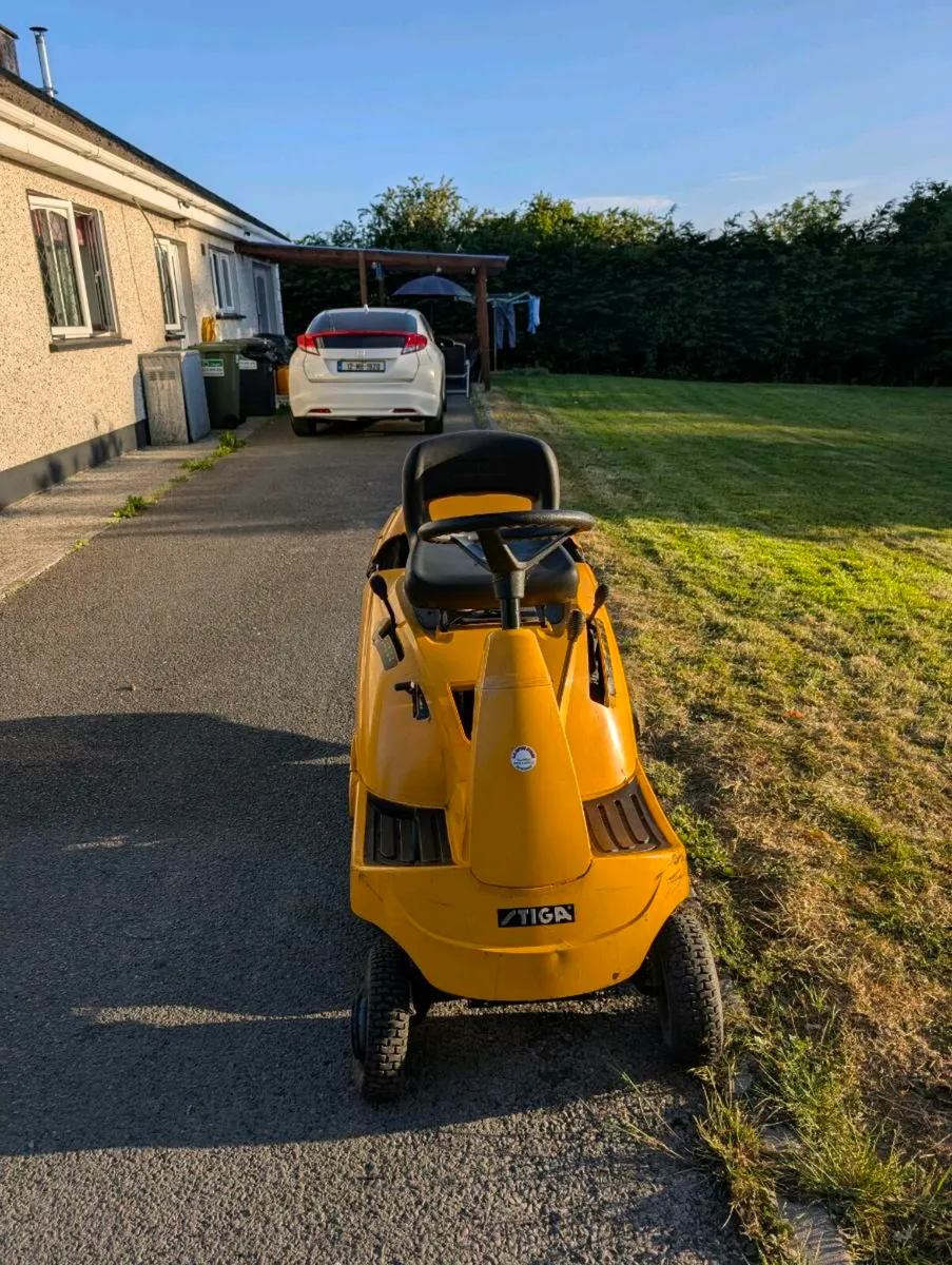 Ride on lawnmower - Image 1