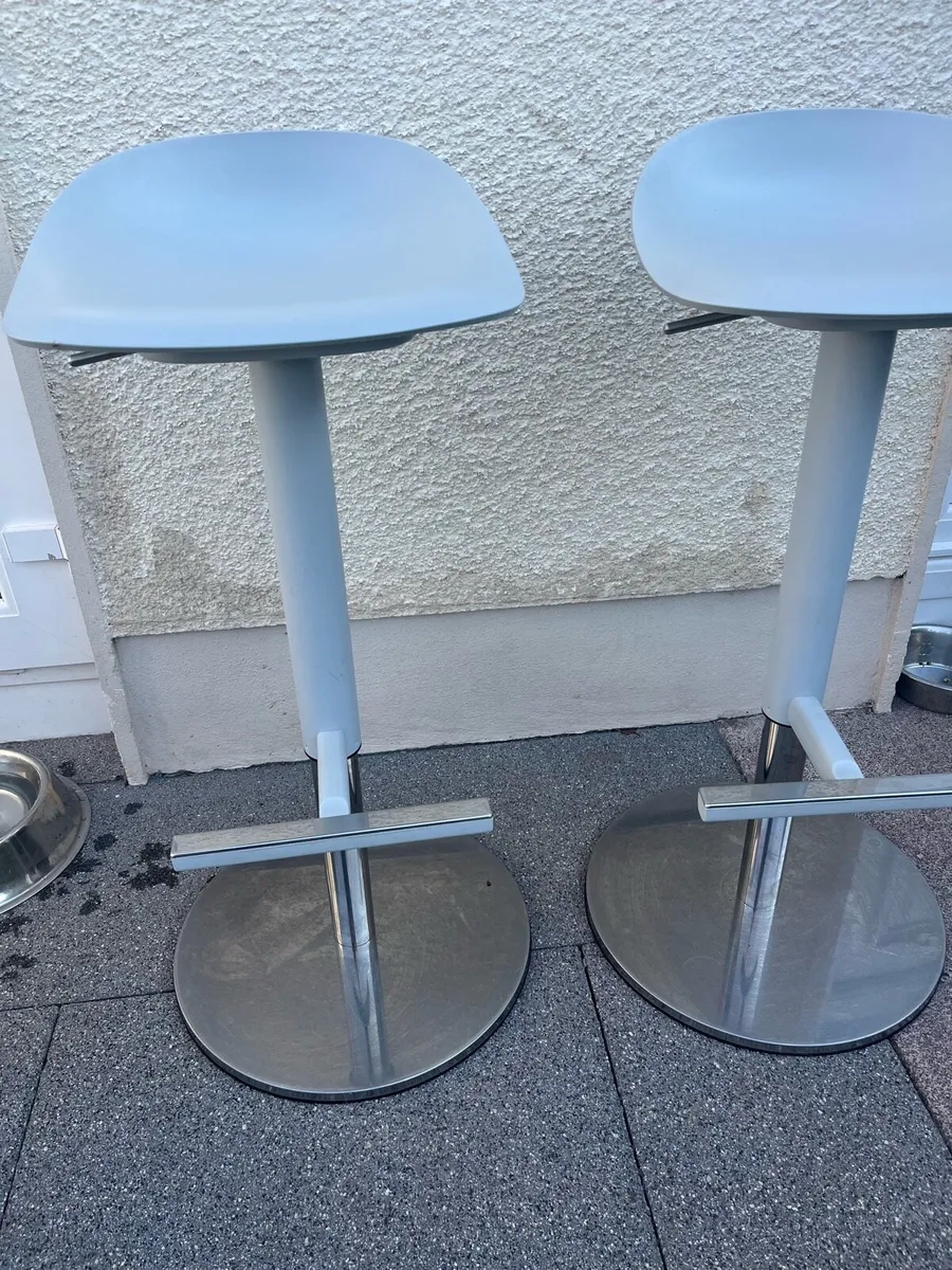 2 high stools