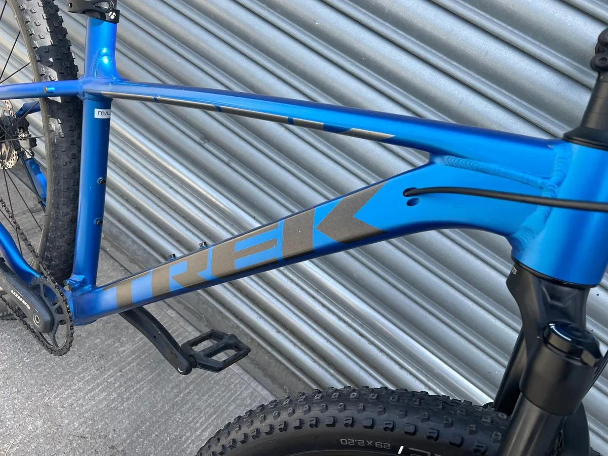 Trek xcaliber 8 mountain bike (As new) - Image 2