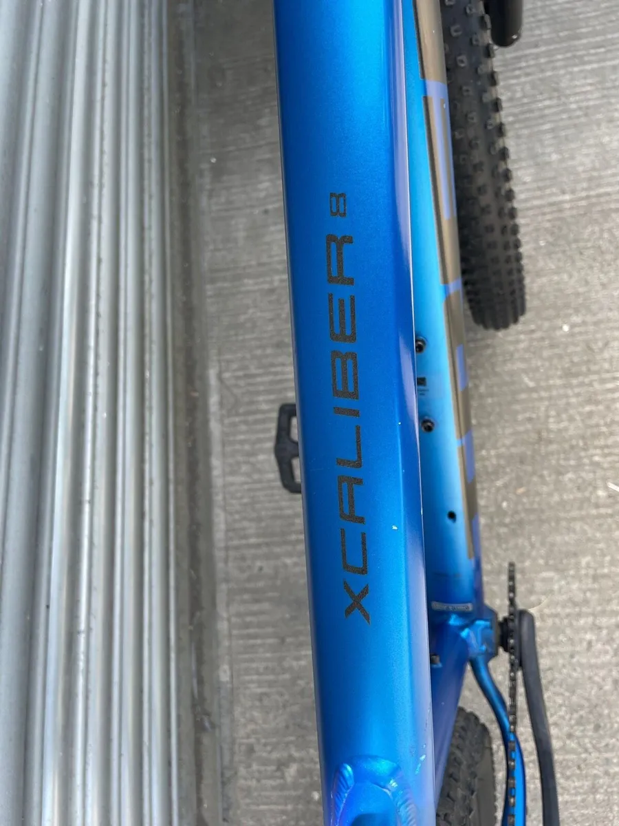 Trek xcaliber 8 mountain bike (As new) - Image 3