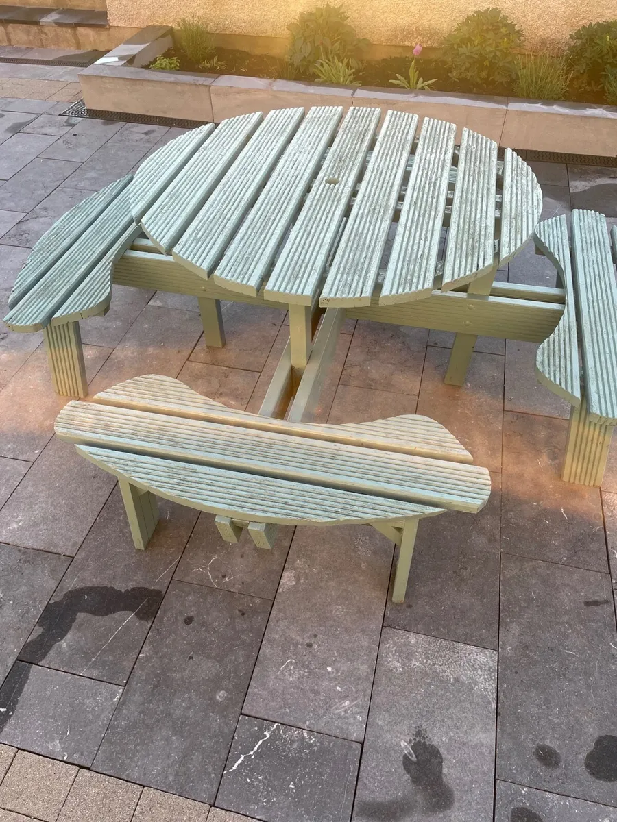 Round picnic garden table - Image 1