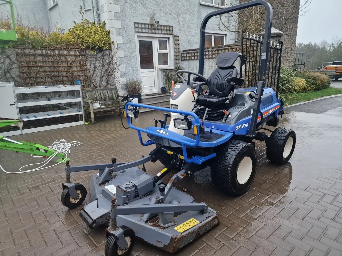 Iseki sf370 ride on mower lawnmower 800 hours - Image 2