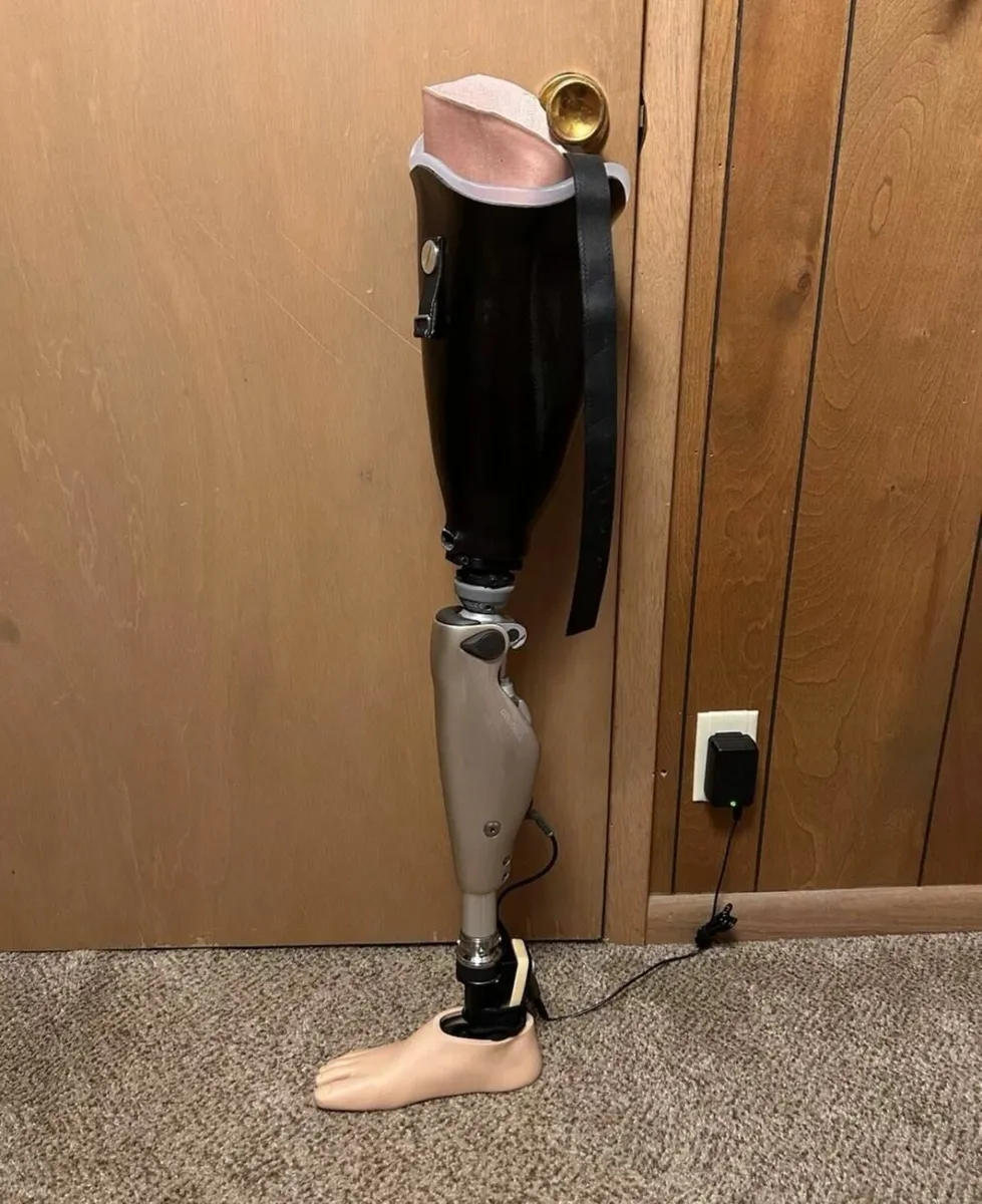 prosthetic leg above knee Right - Image 1