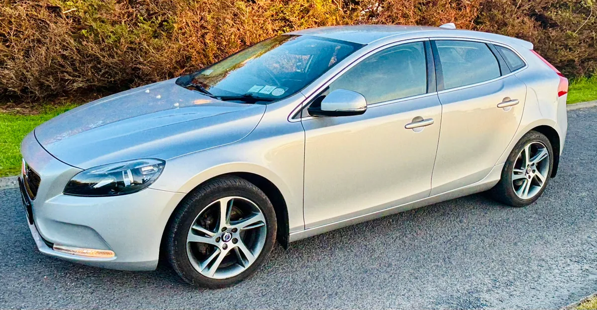 2014 VOLVO V40 D2 IMMACULATE - Image 4
