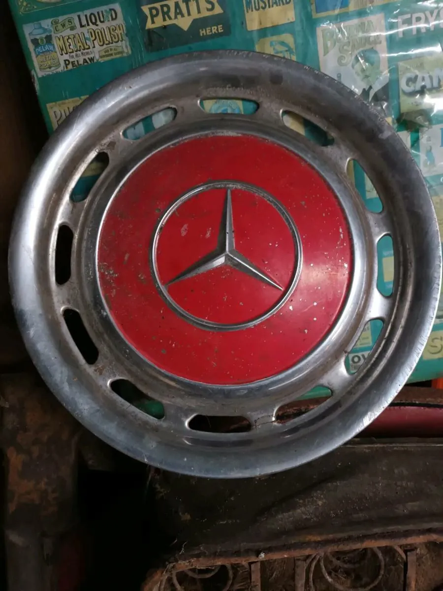 Classic Mercedes Hubcap - Image 1