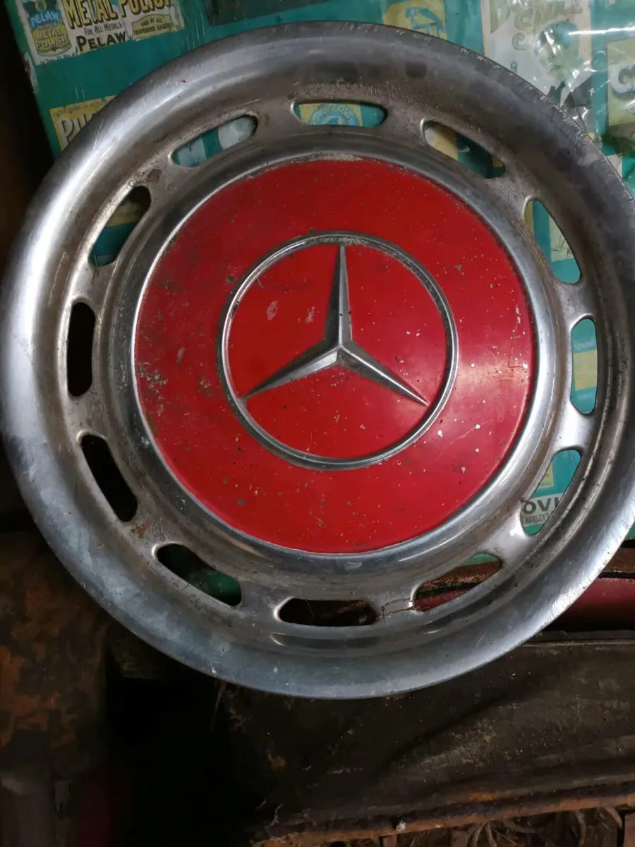 Classic Mercedes Hubcap - Image 2