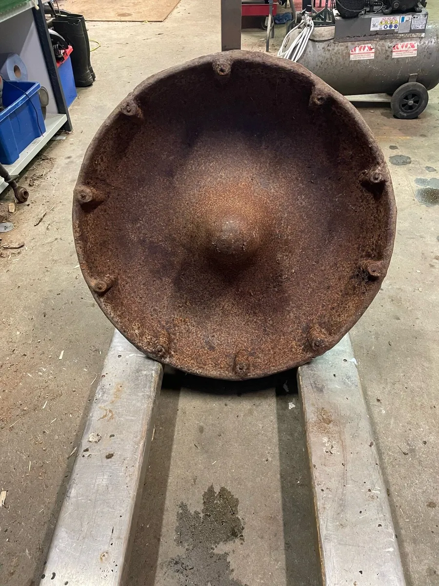 Cast iron pig trough - Image 1