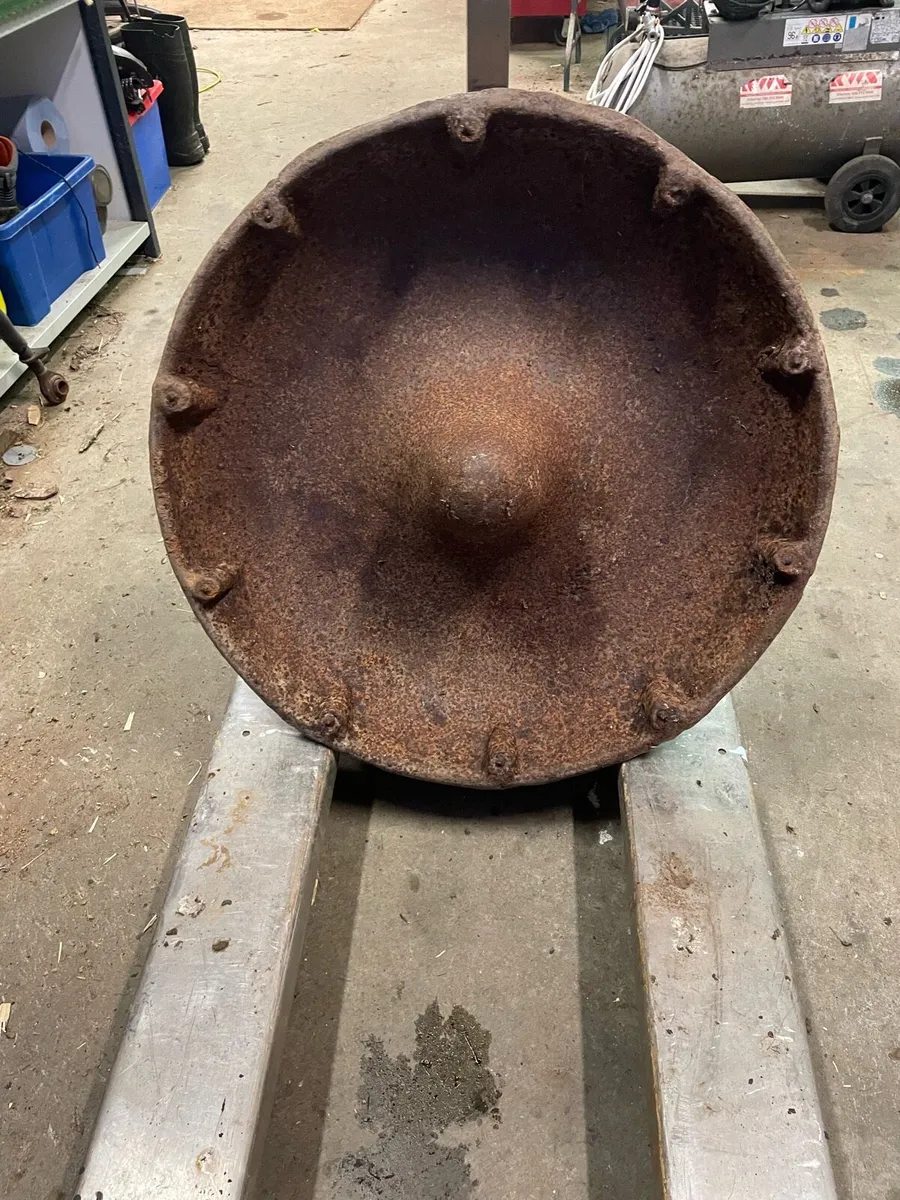 Cast iron pig trough - Image 2