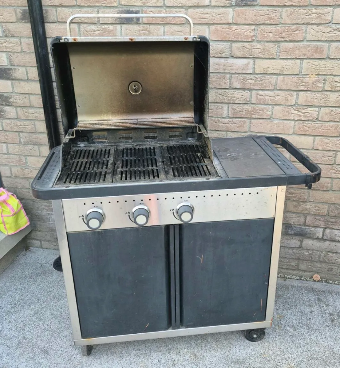 Blooma Rockwell 310
Black 3 burner Gas BBQ working - Image 1