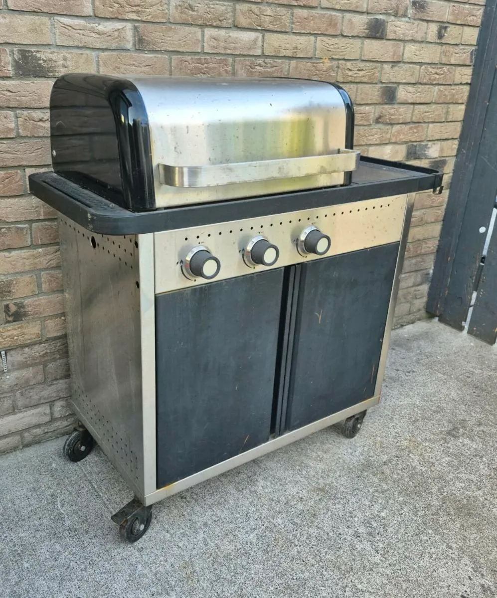 Blooma Rockwell 310
Black 3 burner Gas BBQ working - Image 3