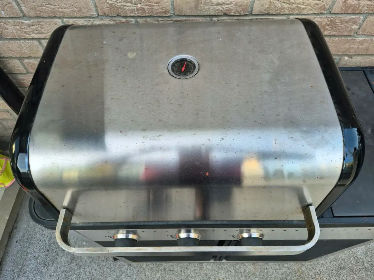 Blooma Rockwell 310
Black 3 burner Gas BBQ working - Image 4