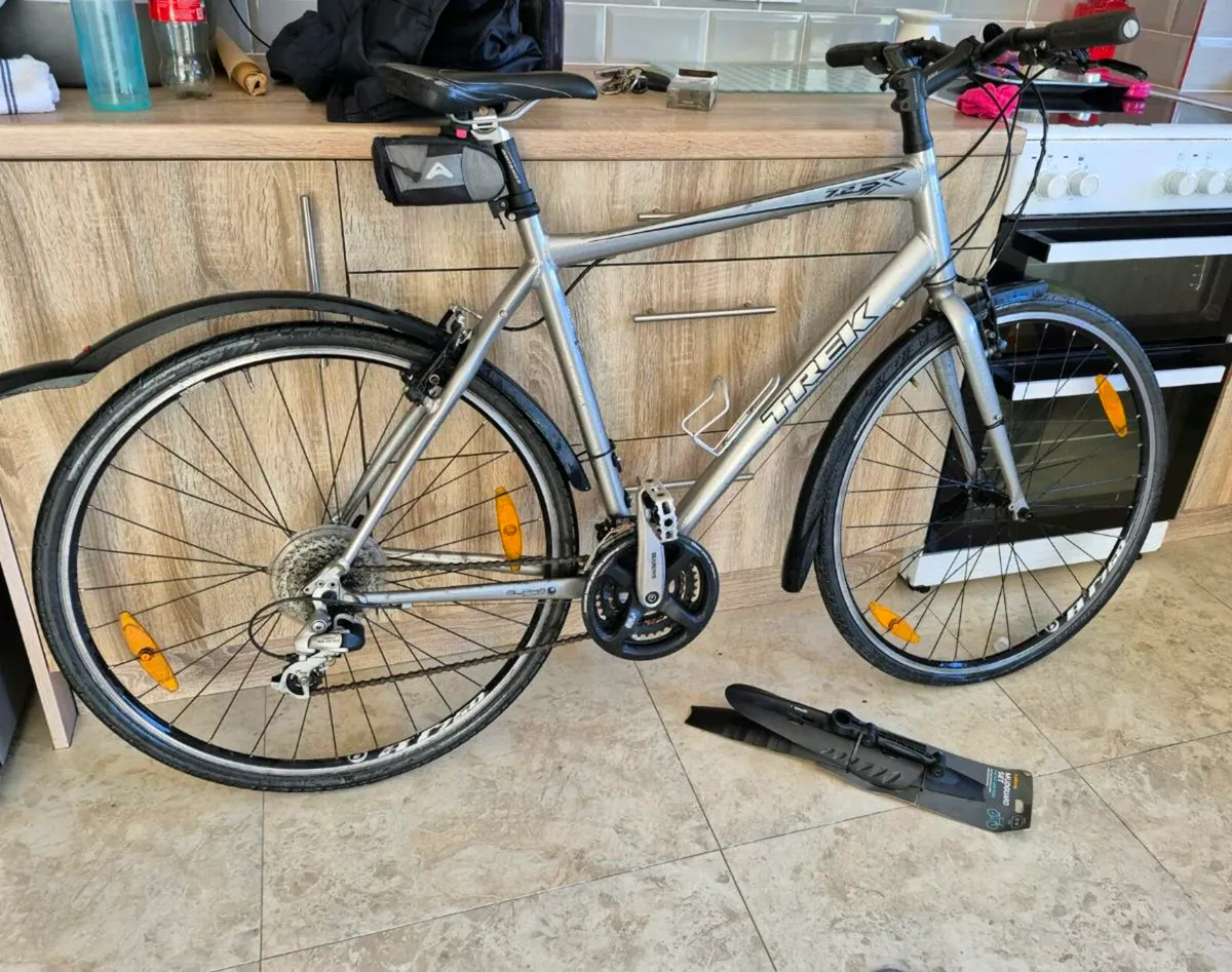 Adults hybrid bike TREK FX 7.5 20 inch frame - Image 3
