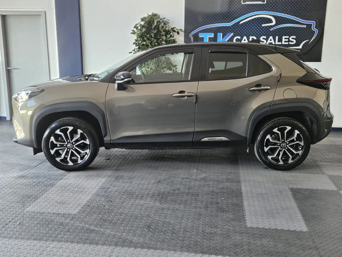 232 TOYOTA YARIS CROSS HYBRID - Image 3