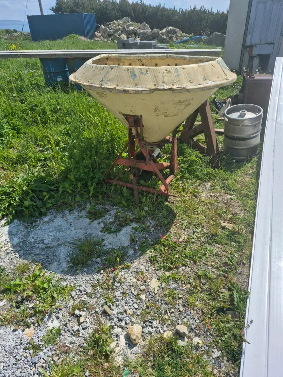 Vicon fertiliser spreader