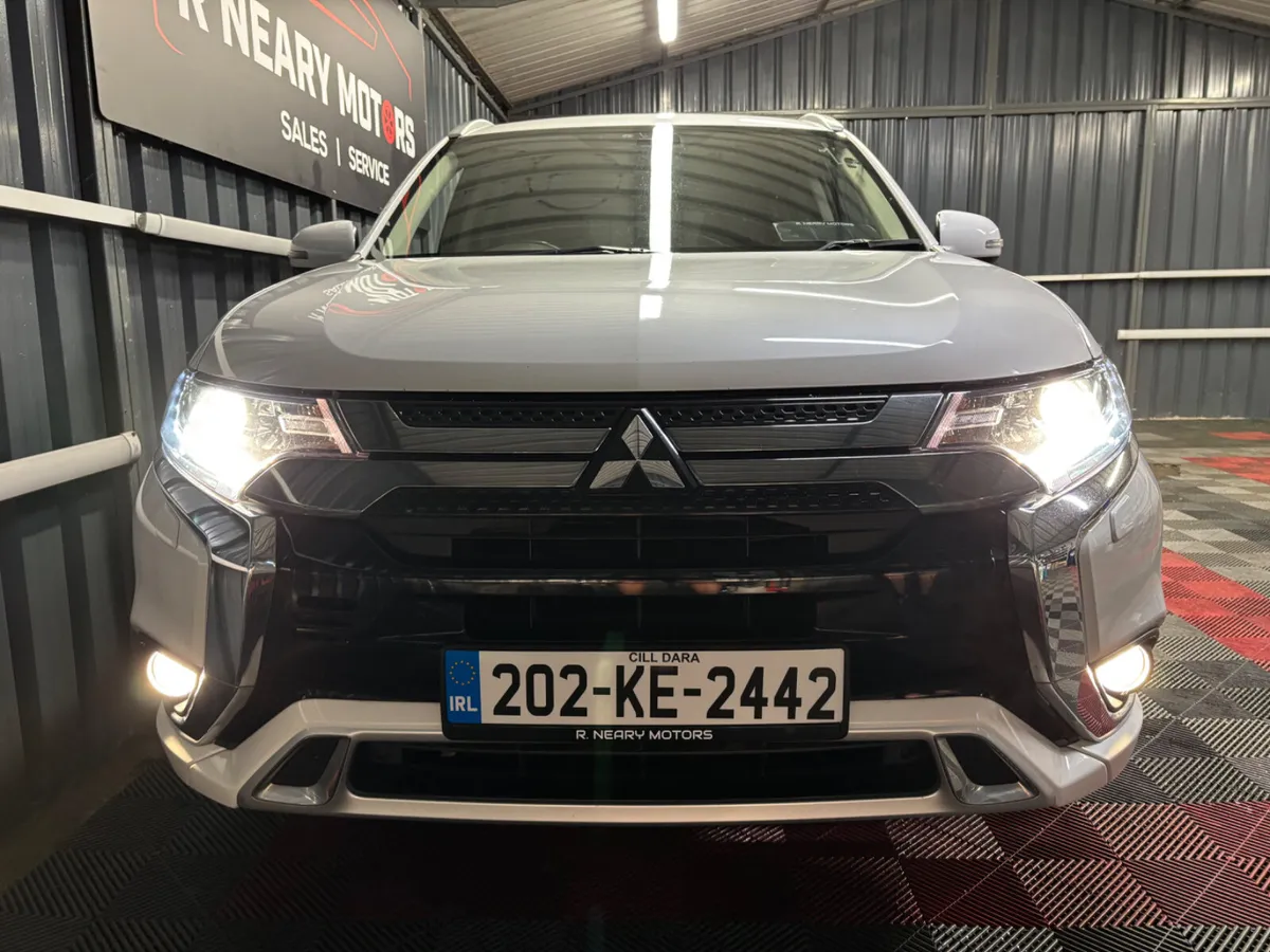 2020 202 Mitsubishi Outlander intense 5 Seat PHEV - Image 3