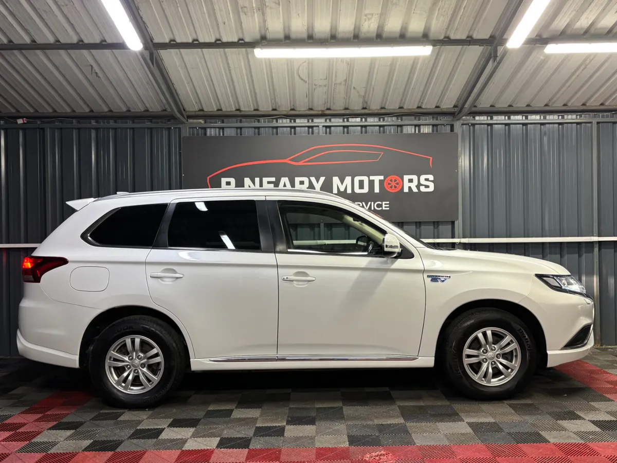 2020 202 Mitsubishi Outlander intense 5 Seat PHEV - Image 4