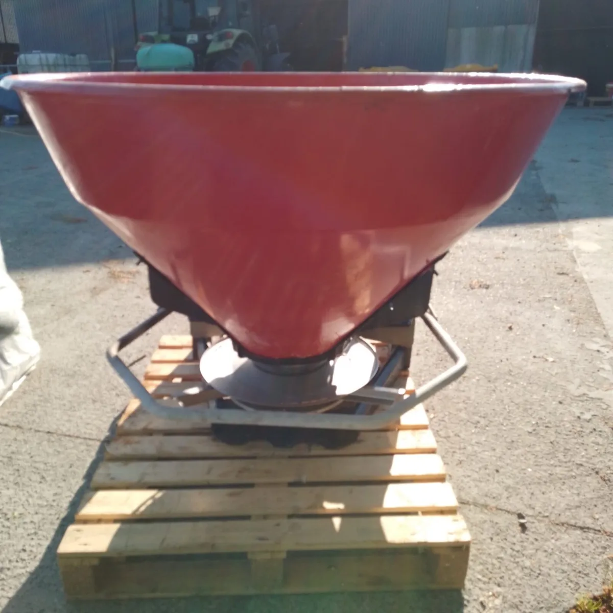Fertiliser Spreader - Image 3